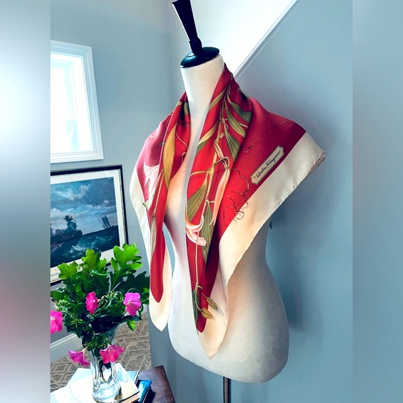 SALVATORE FERRAGAMO “Charming Lillies” 100% Silk Scarf Rose/Ivory, 33x34 Italian - Picture 4 of 13